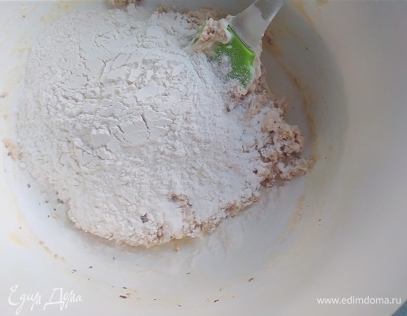 Всыпать муку и соль. Замесить тесто.