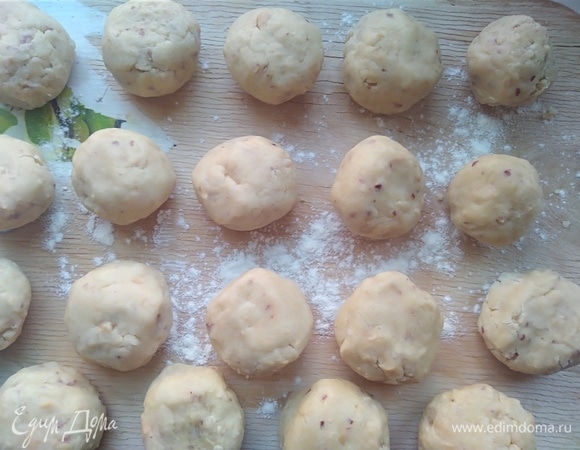 Скатать из теста небольшие шарики и поставить в морозилку на 15 минут. Получается около 25 штук. Духовку разогреть до 150°C. Противень выстелить бумагой для выпечки.