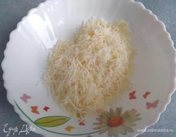Сыр натереть на средней терке.
