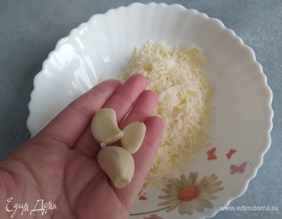 Чеснок тоже натереть.