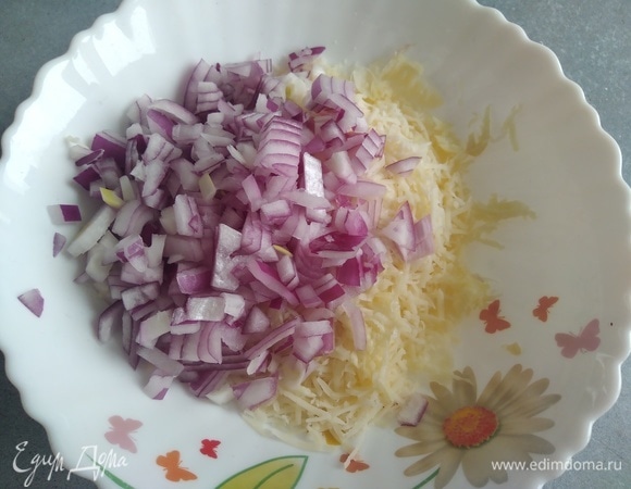 Красную луковицу нарезать мелкими кубиками. Перемешать.