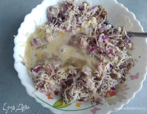 Яйцо взболтать вилкой и соединить с остальными продуктами. Поперчить и добавить зелень по вкусу. Перемешать. Я беру именно сырое яйцо, а не вареное. Оно хорошо скрепляет начинку. Можно взять 2 яйца, будет еще нежнее!