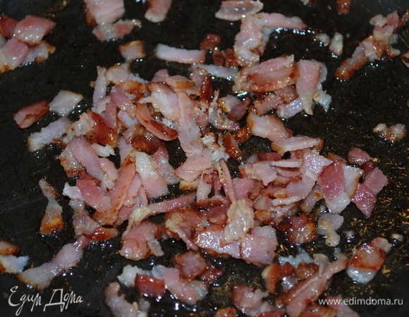 Обжарьте на сковороде бекон.