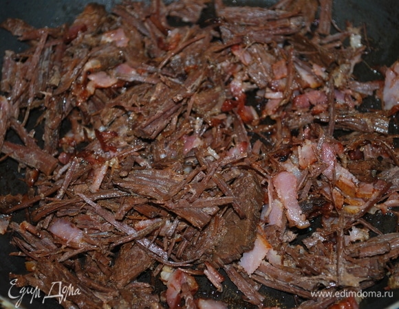 К обжаренному бекону я добавила мясо конины (разобрала его на волокна, у меня было мясо конины готовое, запеченное с черносливом). Можно добавить любое мясо, которое у вас есть.