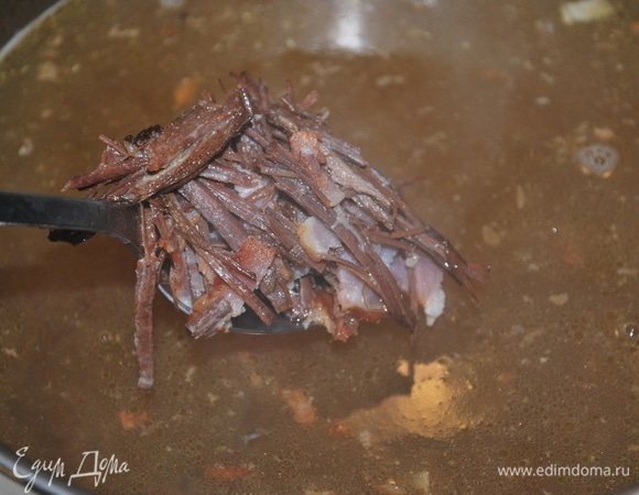 Обжаренный бекон и мясо добавьте в бульон (у меня куриный бульон).