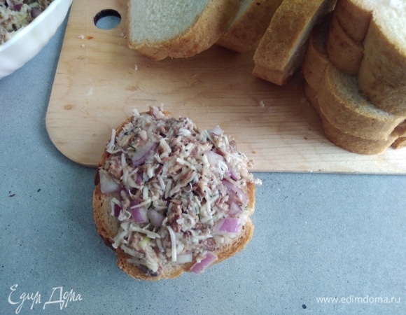 Батон для бутербродов нарезать. Разложить начинку.