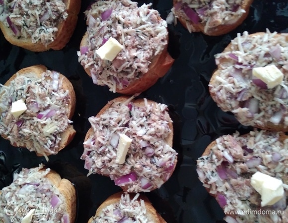 На каждый бутерброд положить по маленькому кусочку сливочного масла. Запекать 15–20 минут.