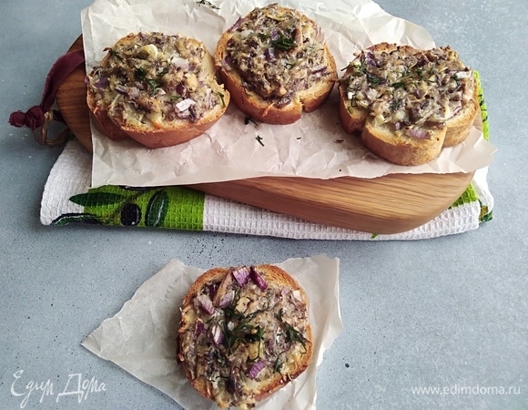 Подавать бутерброды горячими или теплыми.