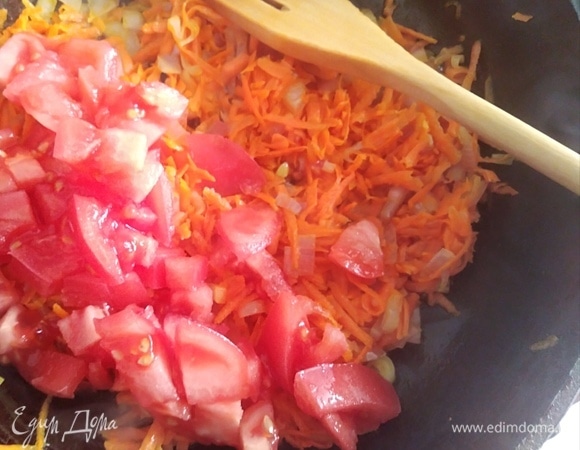 Добавить нарезанные помидоры, готовить вместе 2 минуты.