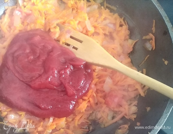 Добавить томатную пасту, влить бульон или воду. Тушить 10 минут.