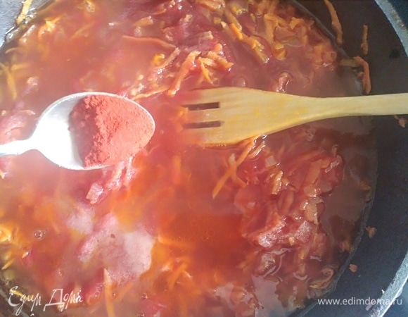 Всыпать соль и паприку, перемешать и готовить на медленном огне еще 10 минут.