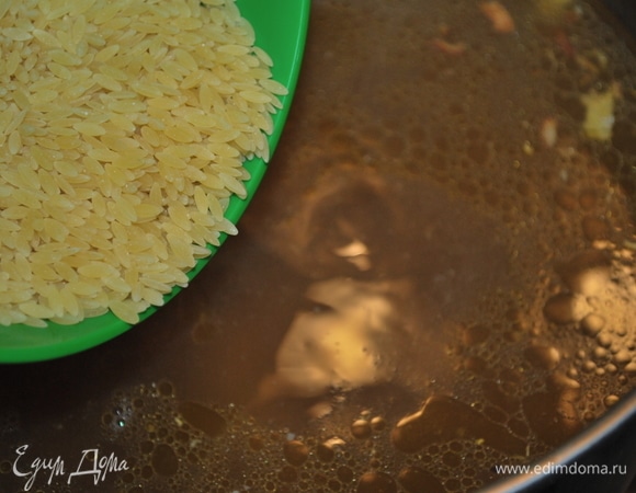 Я добавила пасту орзо в солянку (можно добавить рис).