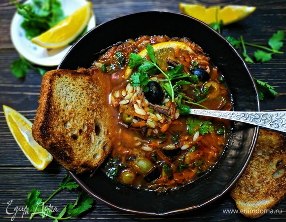 В тарелку добавьте ломтик лимона. Приятного аппетита.