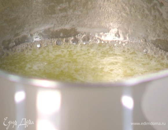 100 грамм сливочного масла растопить в сотейнике.