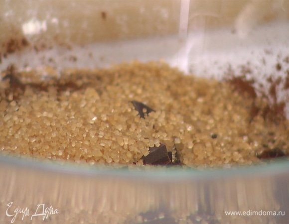 В большой миске соединить муку, разрыхлитель, какао-пудру, сахар и измельченный шоколад. Тщательно перемешать.