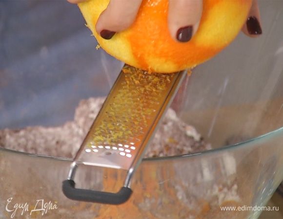 К смеси добавить апельсиновую цедру и соль.