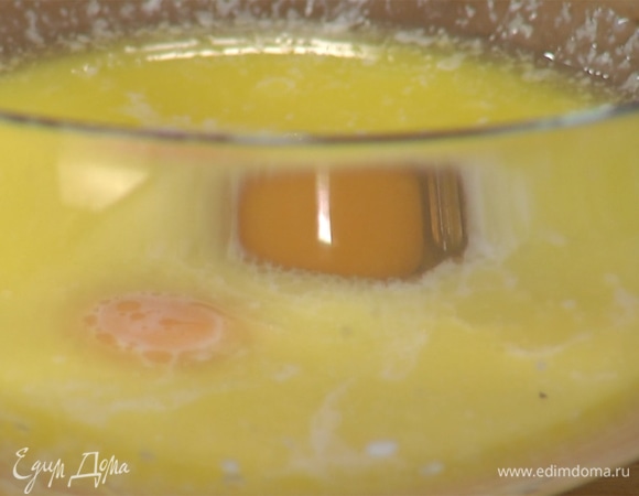 В отдельной миске соединить молоко, апельсиновый сок, растопленное сливочное масло, яйца. Все аккуратно взбить венчиком.