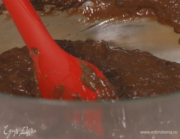 Жидкие ингредиенты влить к сухим, тщательно вымешать тесто лопаткой.