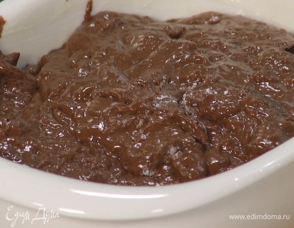 Форму для выпекания смазать сливочным маслом. Выложить тесто, равномерно распределить.