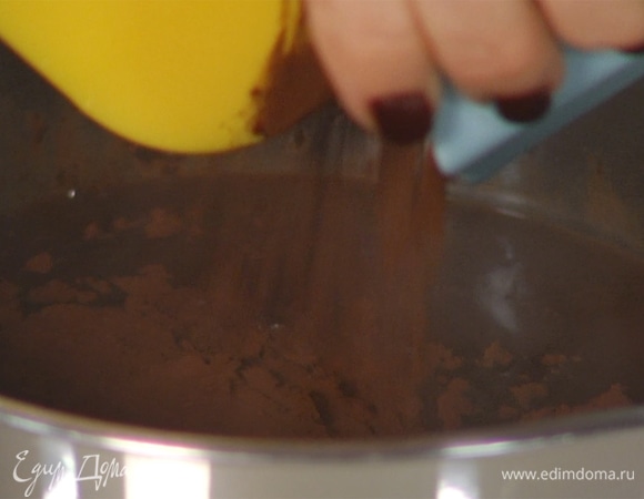 Для соуса вскипятить в сотейнике воду, всыпать сахар, перемешать. Затем добавить какао-пудру и снова перемешать.