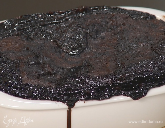 Пудинг сверху залить готовым соусом, поставить в разогретую до 180°С духовку на 30–40 минут. Выпекать, пока верхняя часть пудинга не станет плотной на ощупь.