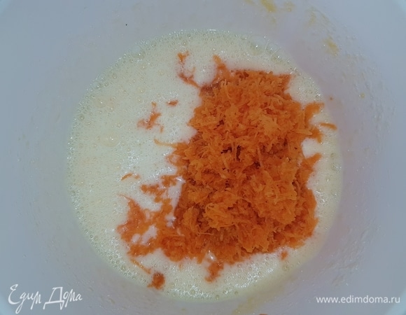 Добавить натертую на мелкой терке морковь, перемешать.