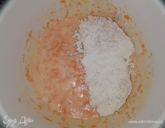 Добавить просеянные сухие ингредиенты и перемешать лопаткой.
