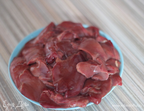 Куриную печень промыть, очистить от пленок и жира. Отварить до полуготовности в течение 3–5 минут.