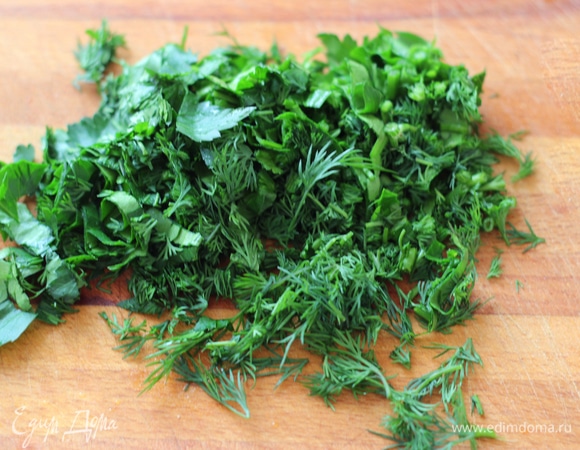 Крупно порубить зелень.