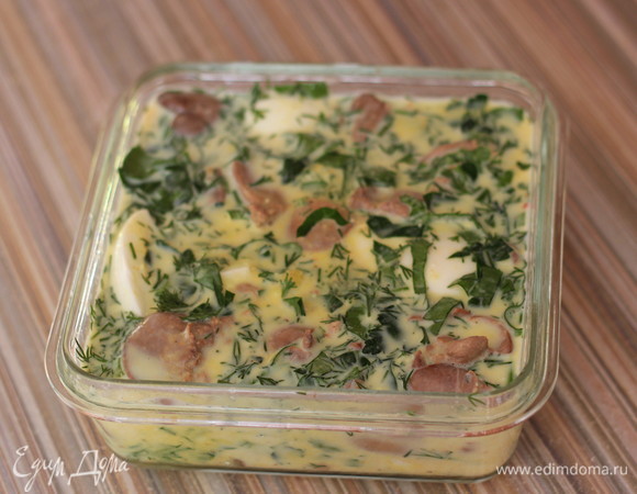 Оставшиеся 5 яиц разбить в миску, добавить соль, перец и любимые специи, я потерла мускатный орех, он очень хорошо подходит к печени. Хорошо взбить венчиком и залить в форму. Форму поставить в духовку, разогретую до 180°C, на 30–40 минут.