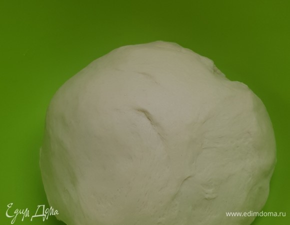 Если у меня нет времени, то замешиваю тесто в хлебопечке. А если есть, то в теплой воде надо развести дрожжи с сахаром. Потом добавить подсолнечное масло и постепенно всыпать муку. В конце добавить соль. Вымешивать тесто до тех пор, пока оно не перестанет приставать к рукам. Положить тесто в миску и поставить в холодильник на 12 часов.