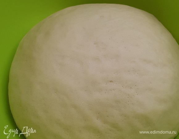 В холодильнике тесто прекрасно подходит. До начала работы достать миску с тестом минут за 40, чтобы оно согрелось.