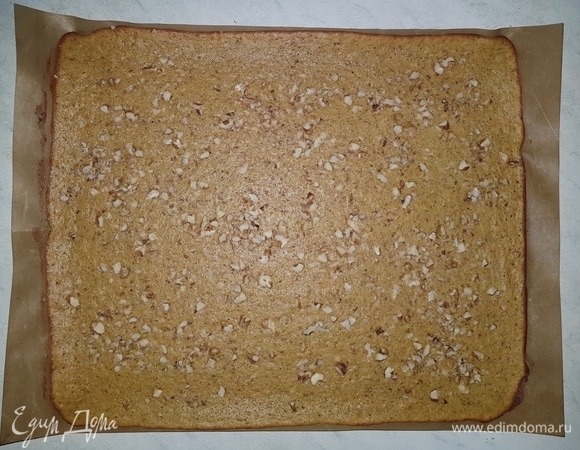 Выпекать в разогретой до 180°С духовке 12–15 минут до готовности. Свернуть основу в рулет вместе с бумагой и остудить.