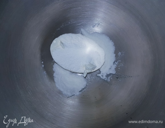 Пока основа остывает, приготовим нежнейшим крем. Творожный сыр Hochland комнатной температуры взбить с сахарной пудрой.