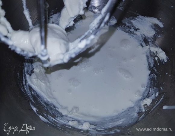 Влить охлажденные сливки и взбить до пышной массы.