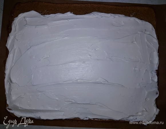 Основу развернуть и смазать кремом. Аккуратно свернуть рулет, постепенно убирая бумагу. Положить рулет в пакет или обернуть пищевой пленкой, затем убрать в холодильник на 1,5–2 часа.