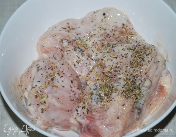 Я смешала в глубокой тарелке: сметану, черный молотый перец, сванскую соль, базилик. Замариновала в этом соусе куриную грудку на 20 минут.