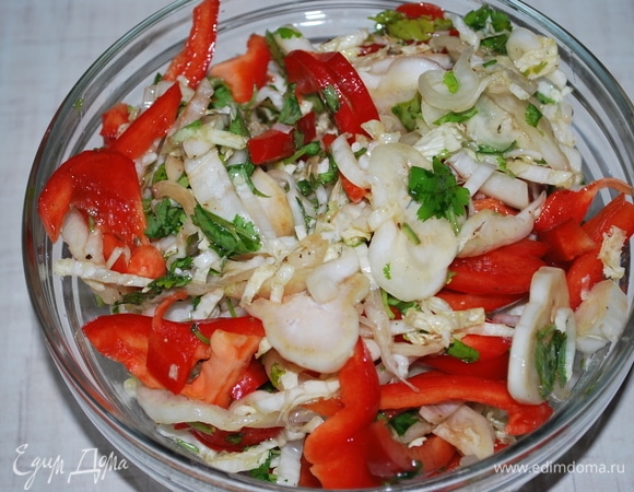 Пока грудка мариновалась, я приготовила салат из пекинской капусты, болгарского перца и свежей зелени кинзы, заправила его растительным маслом и черным перцем.