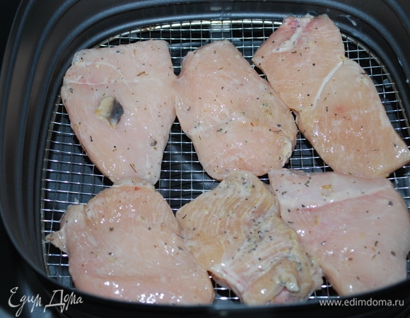 Куриную грудку поставила запекаться в аэрогриль на 6 минут при 180°C. Мясо получается очень сочное и мягкое.
