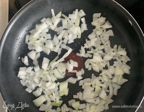 Мелко кубиками нарезаем лук и пассеруем отдельно на сковороде с маслом.
