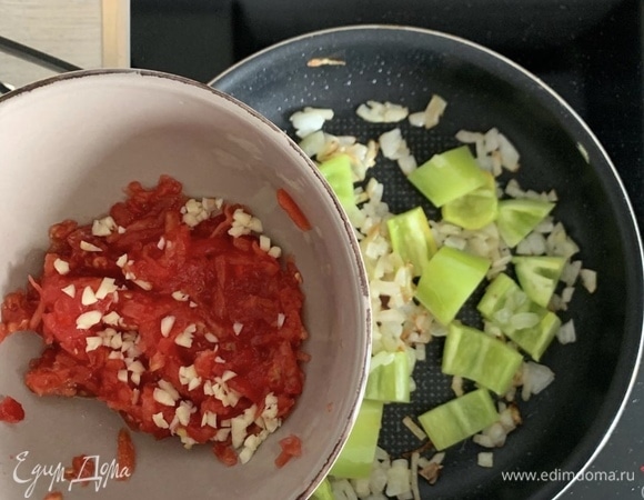 К овощам прибавляем заранее нарезанные и очищенные от шкурки помидоры вместе с чесночком. Помидоры «живые» можно заменить на томаты в собственном соку из банки.