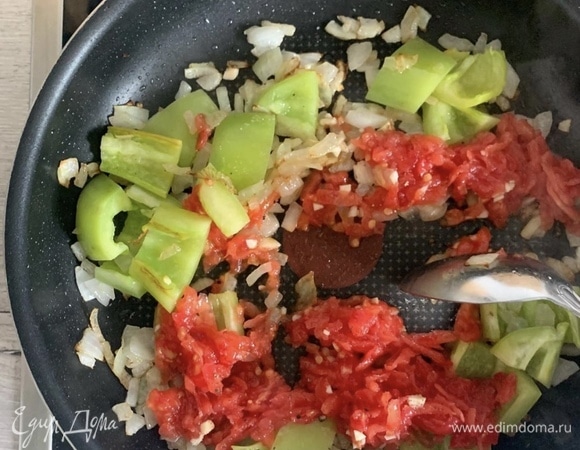 Солим, перчим, добавляем сахар (все по вкусу). Тушим на среднем огне.