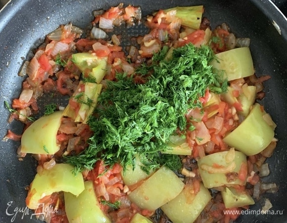 Когда овощи готовы, но еще не стали совсем мягкими, выключаем огонь и прибавляем зелень.
