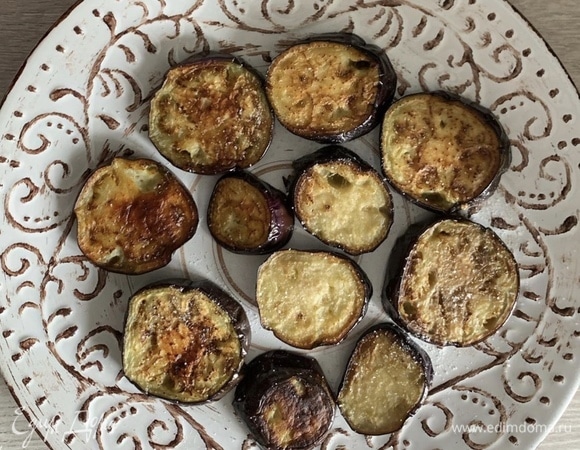 Подача: баклажаны выкладываем слоем на блюдо, немножечко солим.