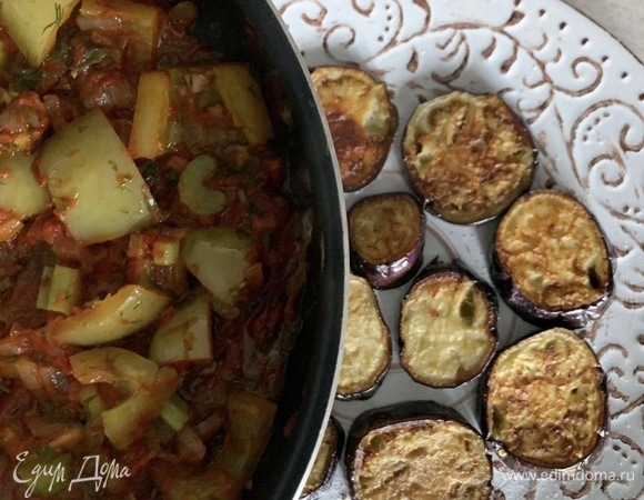 Поверх баклажанов выкладываем остальные овощи. Украсить можно и укропом, и зеленым луком, и кинзой!