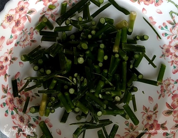 Я использую замороженные нарезанные стрелки и зелень. В сезон можно готовить со свежими. Стрелки отварить в подсоленной воде в течение 5–7 минут. Воду слить.