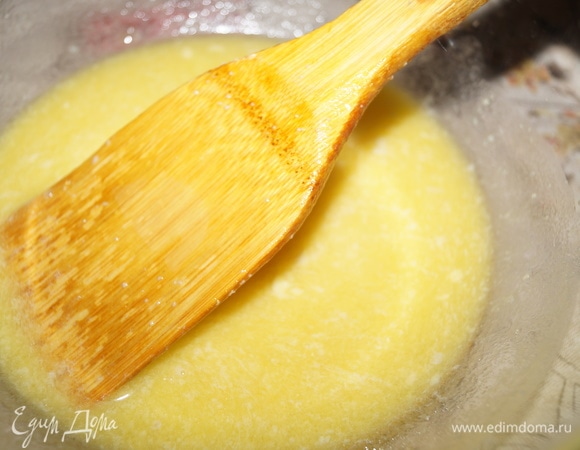 Сливочное масло залейте кипятком, размешайте, пусть растает. Изюм залейте кипятком для набухания. Яйцо разбейте в чашу для теста, добавьте сахар, взбейте до однородной массы, добавьте негорячее растопленное в кипятке масло. Посолите, перемешайте.