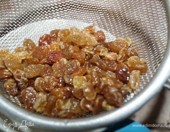 Откиньте изюм на сито.