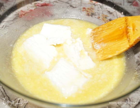 В чашу с яичной смесью выложите творог.