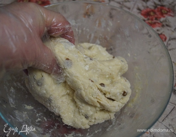 Замесите мягкое тесто. Накройте тесто и оставьте его при комнатной температуре на 30–40 минут, чтобы оно поднялось.